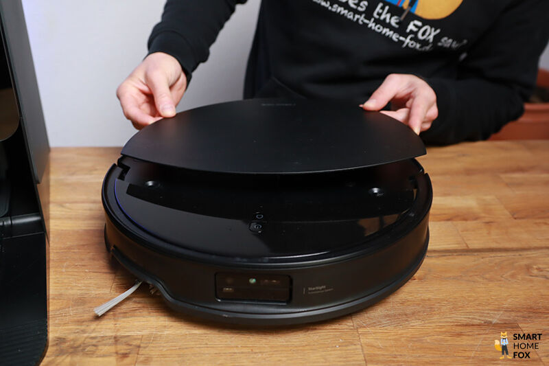 Die hochwertige Verarbeitung des Roborock Saros 10R Roboters ist zu sehen.